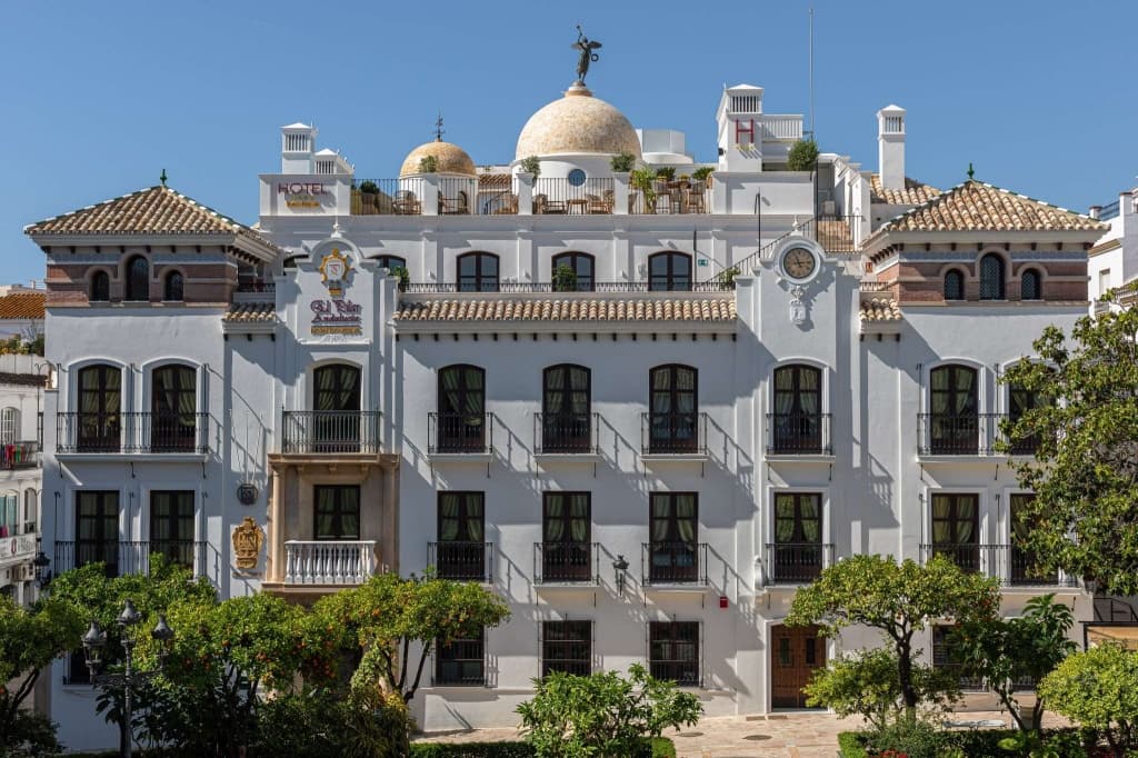 Silken El Pilar Andalucia Hotel - Plaza de las Flores 10,12, Estepona
