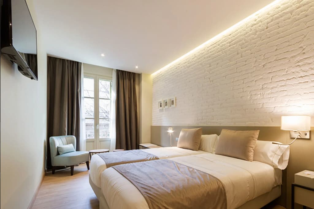 Hotel Well and Come Barcelona - Carrer Girona 158, Barcellona