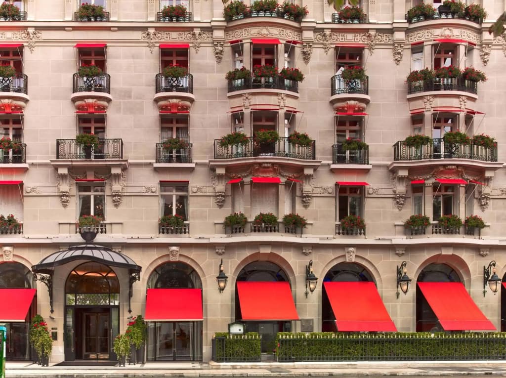 Hotel Plaza Athenee - 25 Avenue Montaigne, Parigi