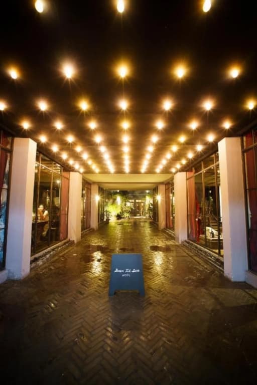Baan Tuk Din Hotel - 161 Dinso Rd, Bawan Niwet, Phra Nakhon, Bangkok