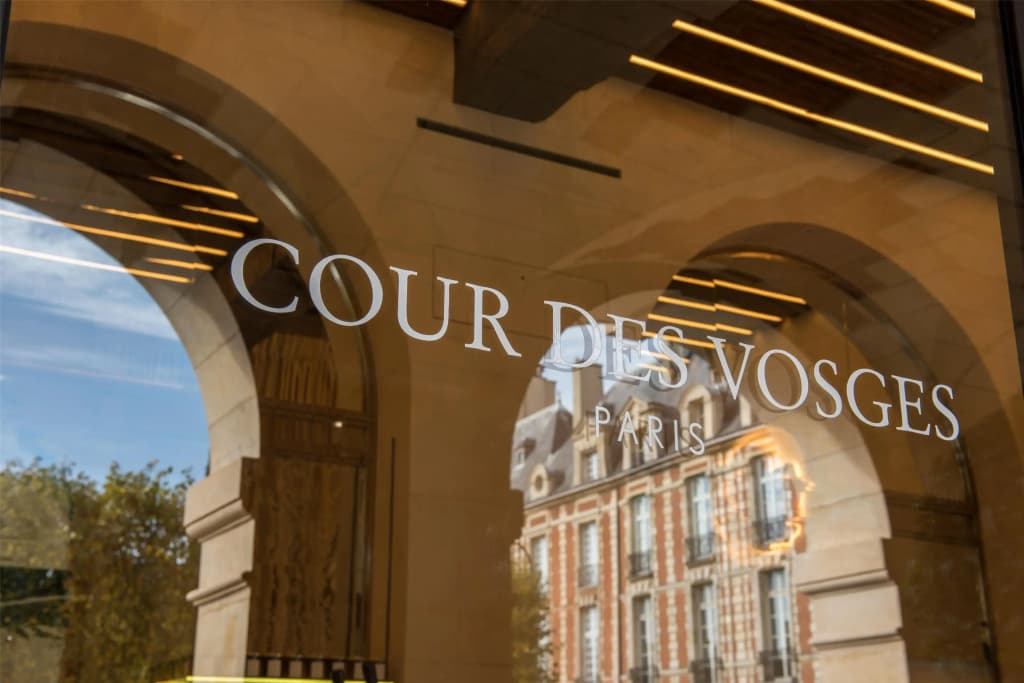 Cour des Vosges - Evok Collection - 19 Place des Vosges, Parigi