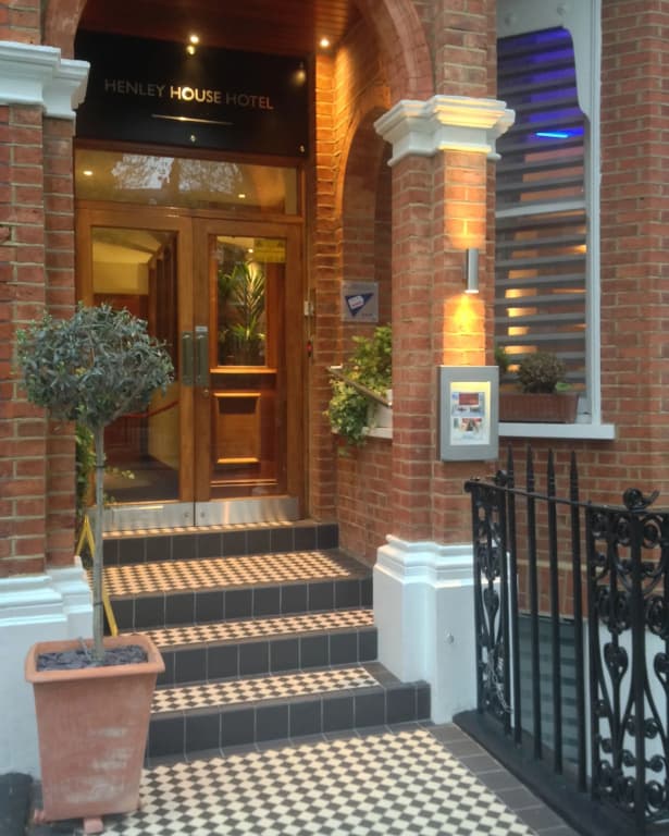 Henley House Hotel - 30 Barkston Gardens, Londra