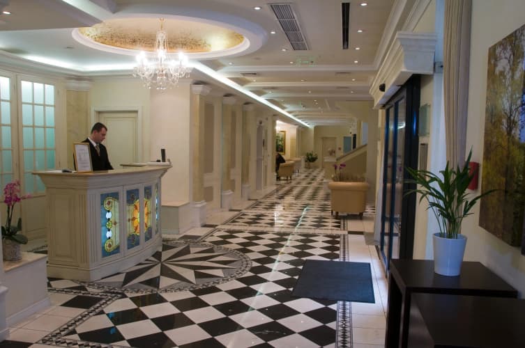 Queen's Court Hotel & Residence - foto 1