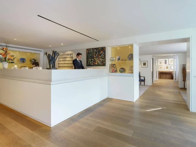 Ambassade Hotel - foto 1